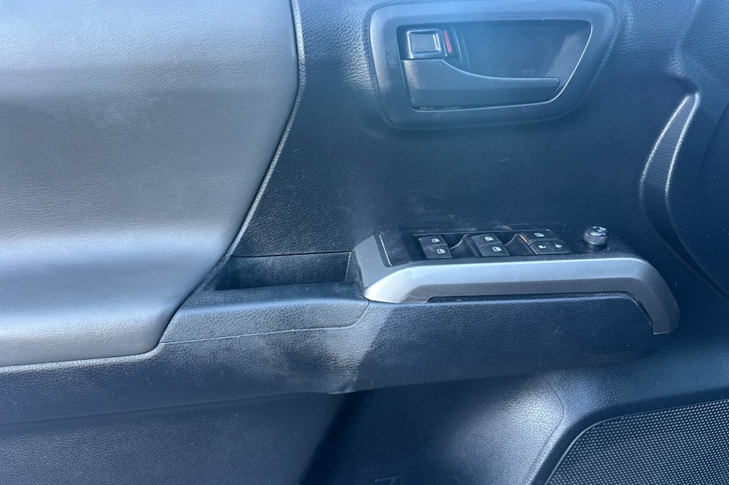 2019 Toyota Tacoma SR5 19