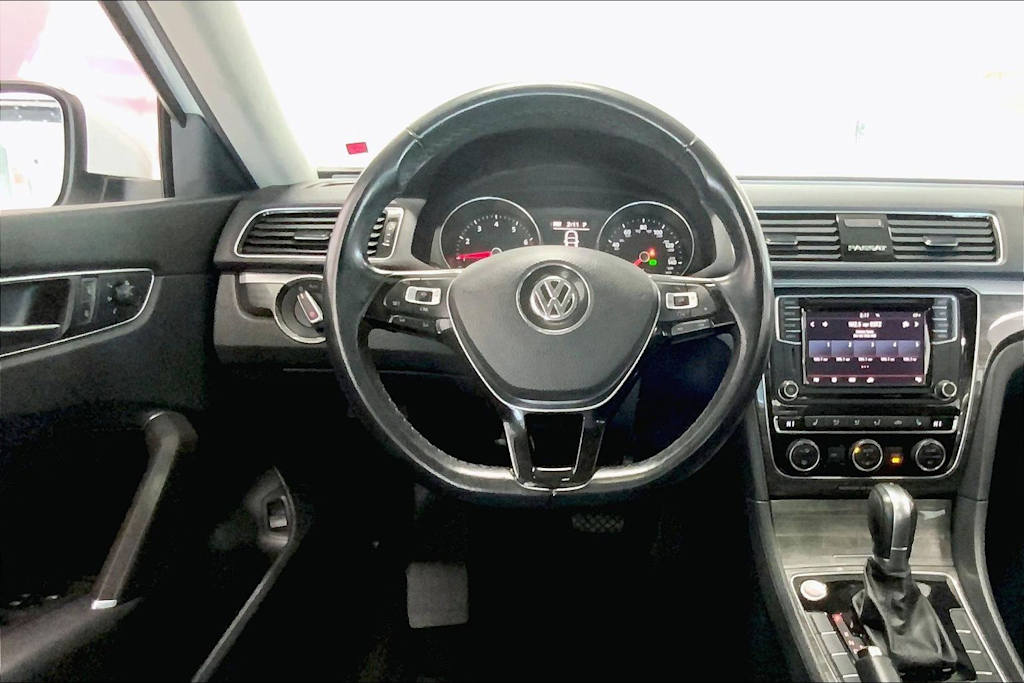 Thumbnail: 2018 Volkswagen Passat - 13