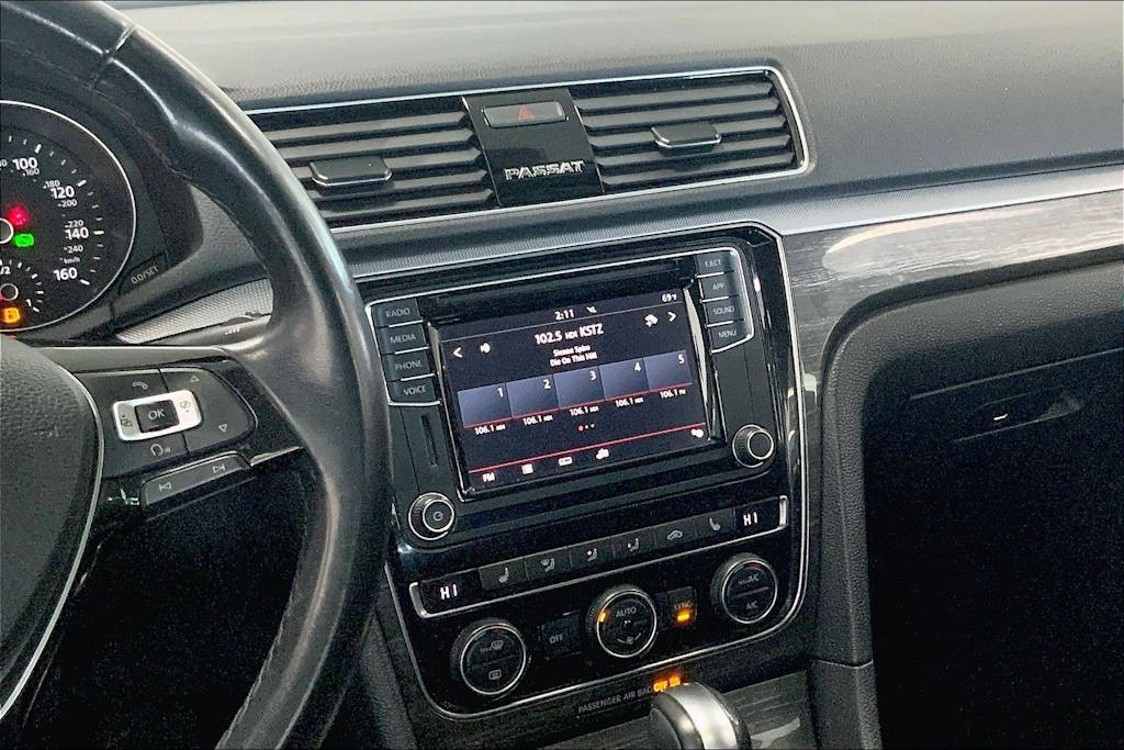 Thumbnail: 2018 Volkswagen Passat - 15