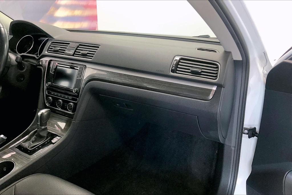 Thumbnail: 2018 Volkswagen Passat - 14