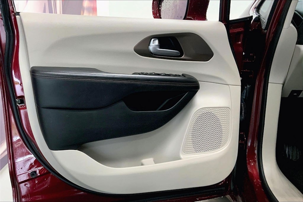 Thumbnail: 2018 Chrysler Pacifica - 24