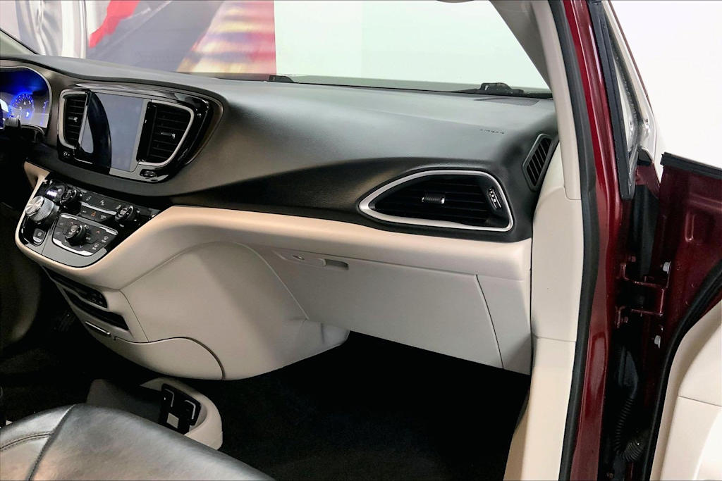 Thumbnail: 2018 Chrysler Pacifica - 8