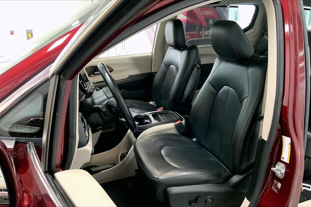 Thumbnail: 2018 Chrysler Pacifica - 16