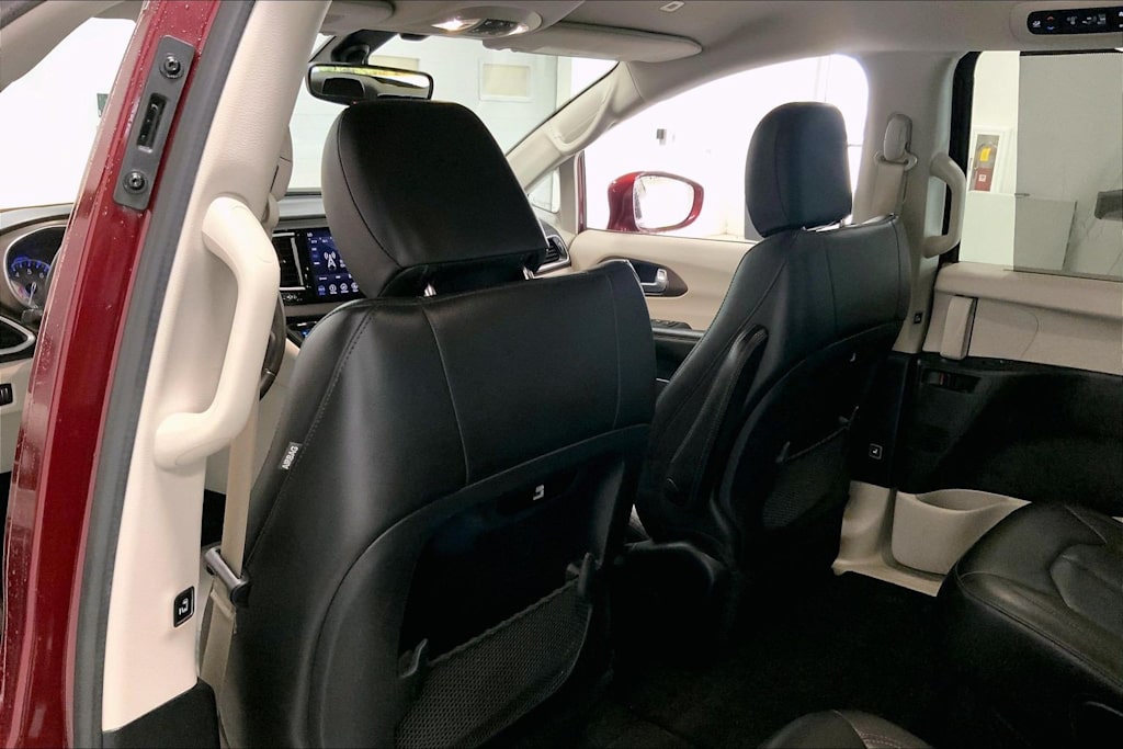 Thumbnail: 2018 Chrysler Pacifica - 17