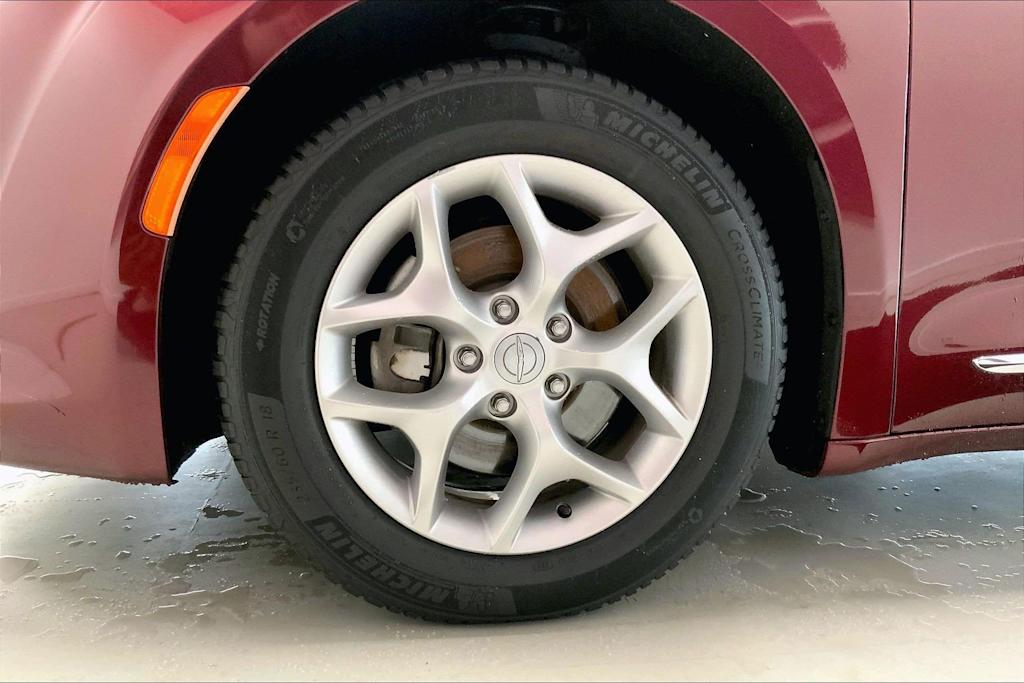 Thumbnail: 2018 Chrysler Pacifica - 5