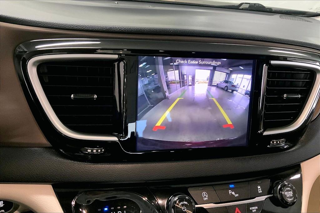Thumbnail: 2018 Chrysler Pacifica - 9