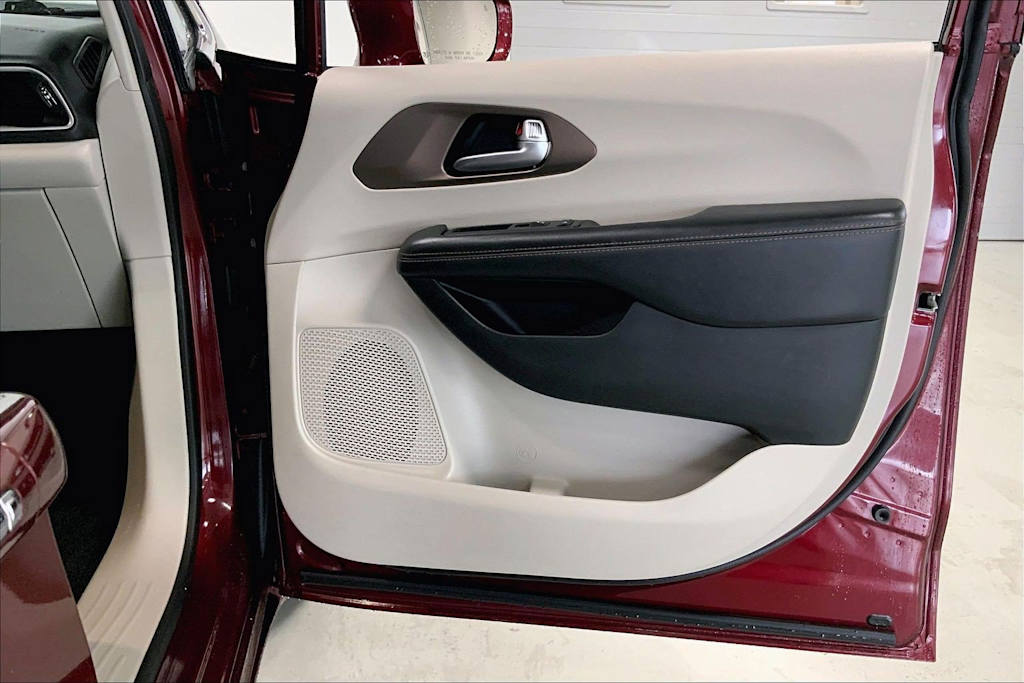 Thumbnail: 2018 Chrysler Pacifica - 25