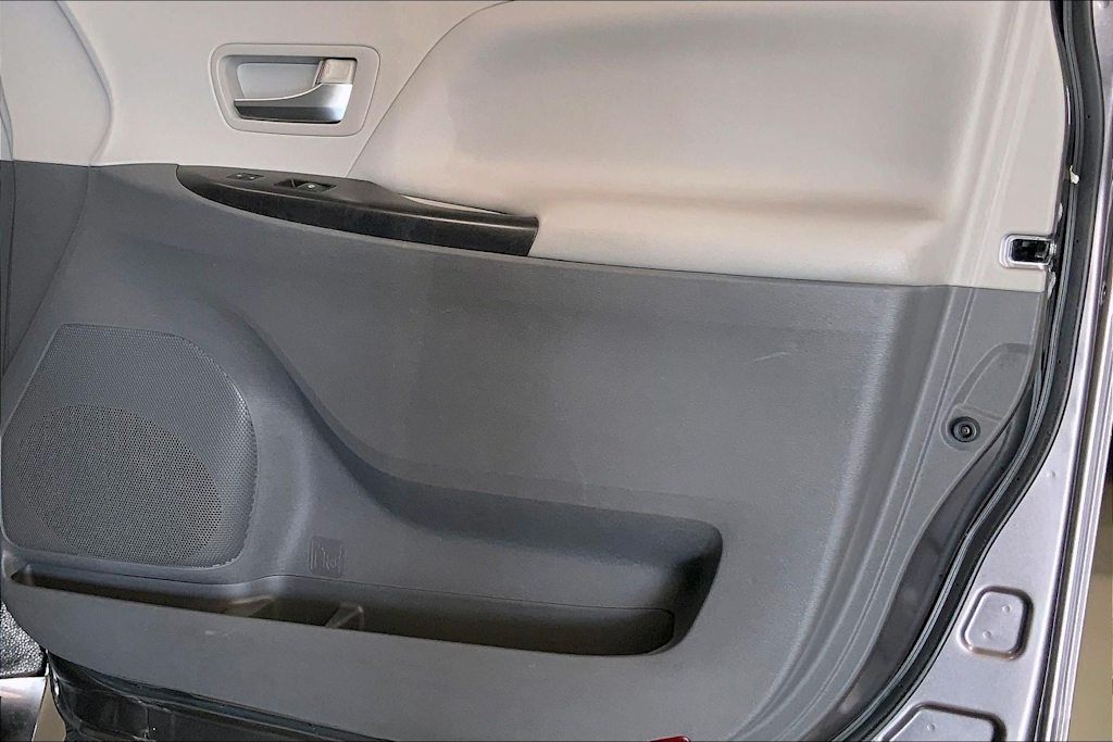 Thumbnail: 2019 Toyota Sienna - 25