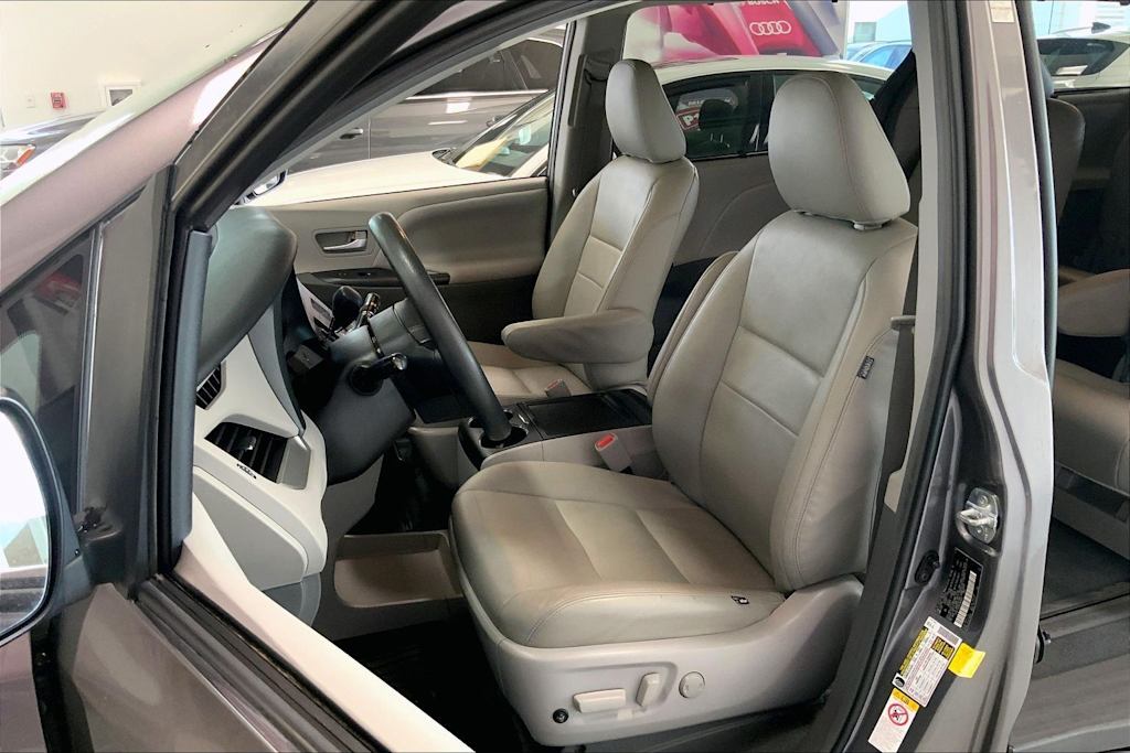 Thumbnail: 2019 Toyota Sienna - 10