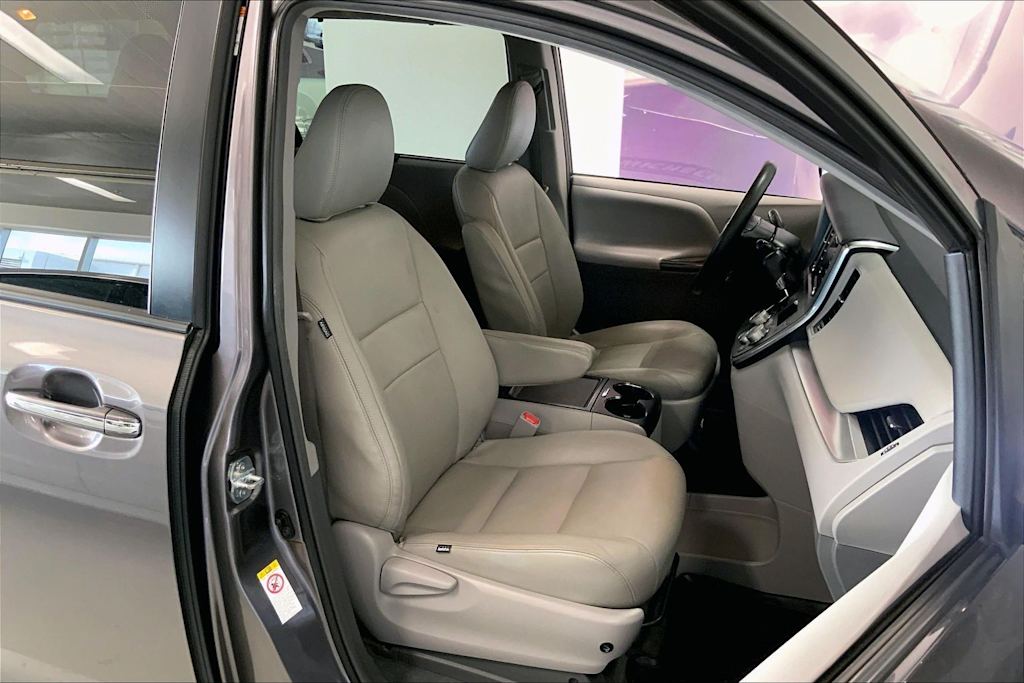 Thumbnail: 2019 Toyota Sienna - 11