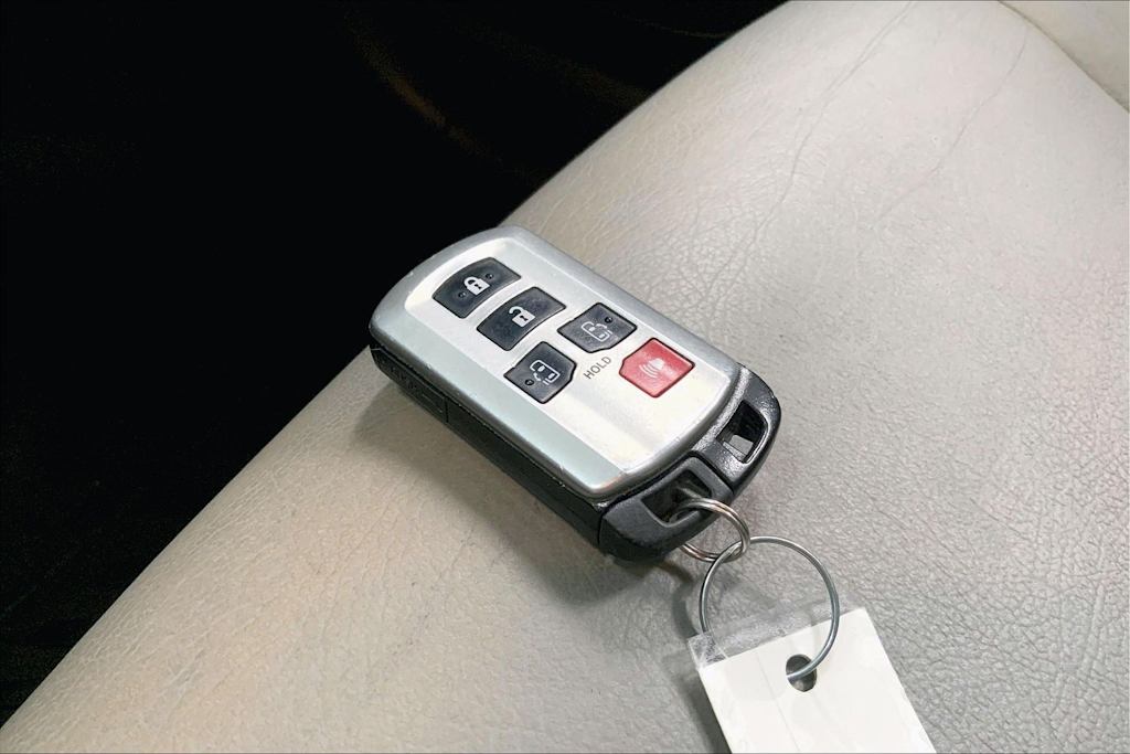 Thumbnail: 2019 Toyota Sienna - 17