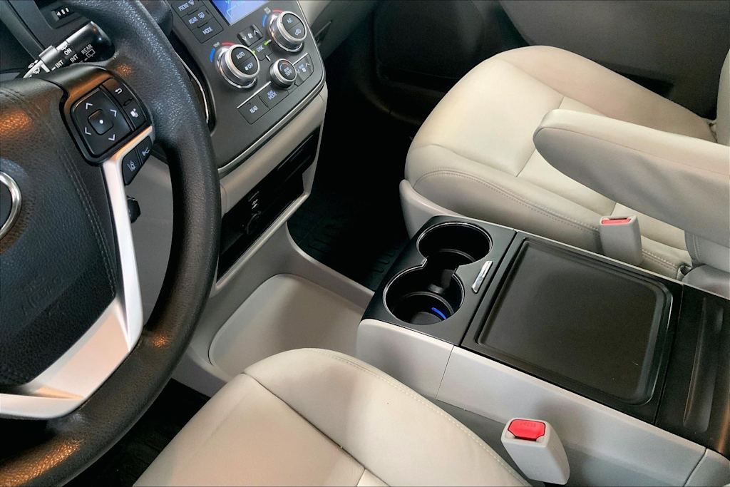 Thumbnail: 2019 Toyota Sienna - 19