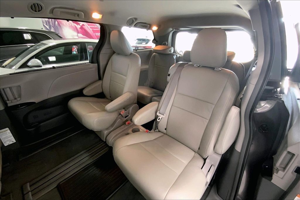 Thumbnail: 2019 Toyota Sienna - 26