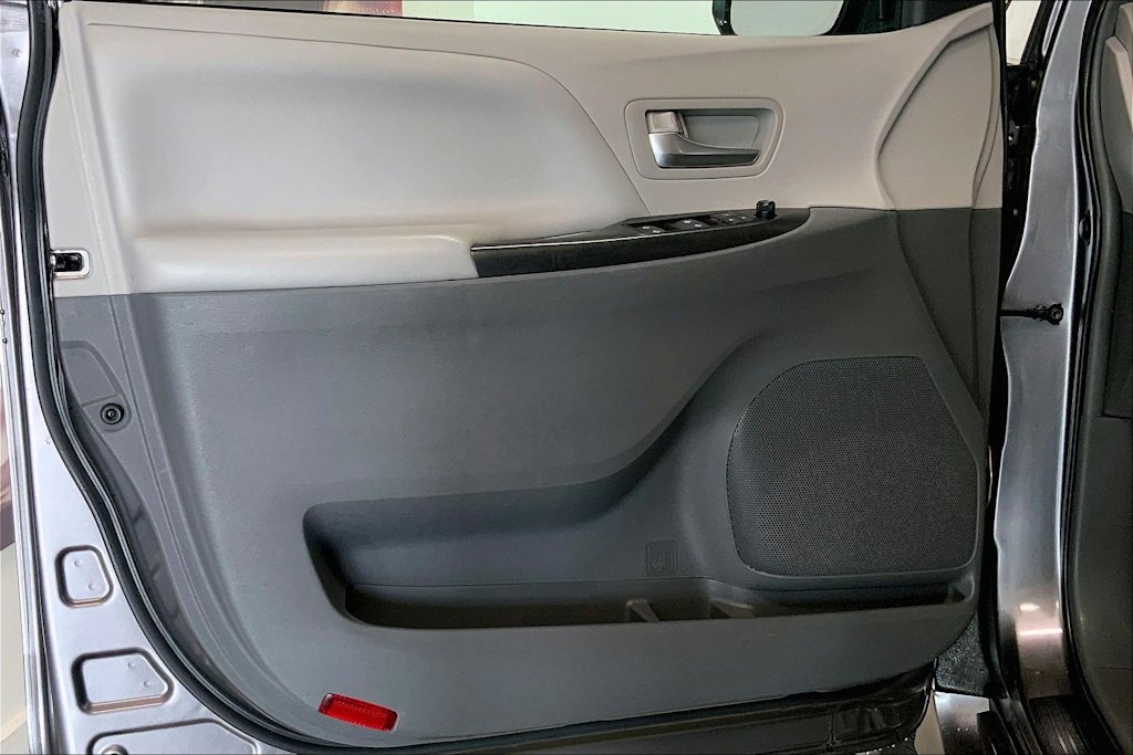Thumbnail: 2019 Toyota Sienna - 24