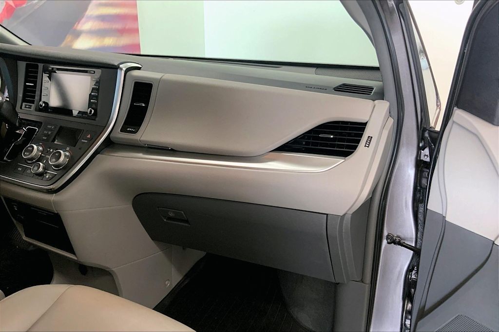 Thumbnail: 2019 Toyota Sienna - 21