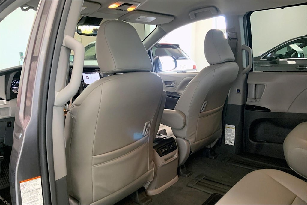 Thumbnail: 2019 Toyota Sienna - 12