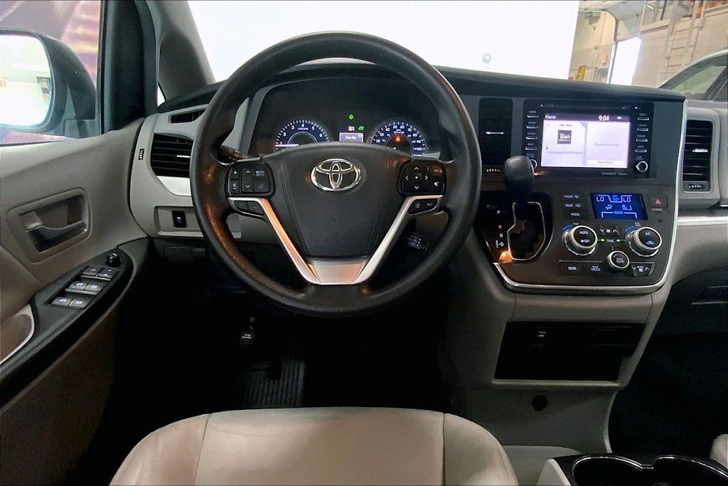 Thumbnail: 2019 Toyota Sienna - 13