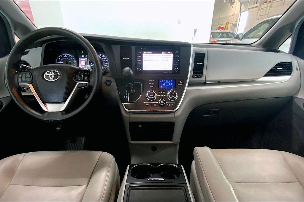 Thumbnail: 2019 Toyota Sienna - 9