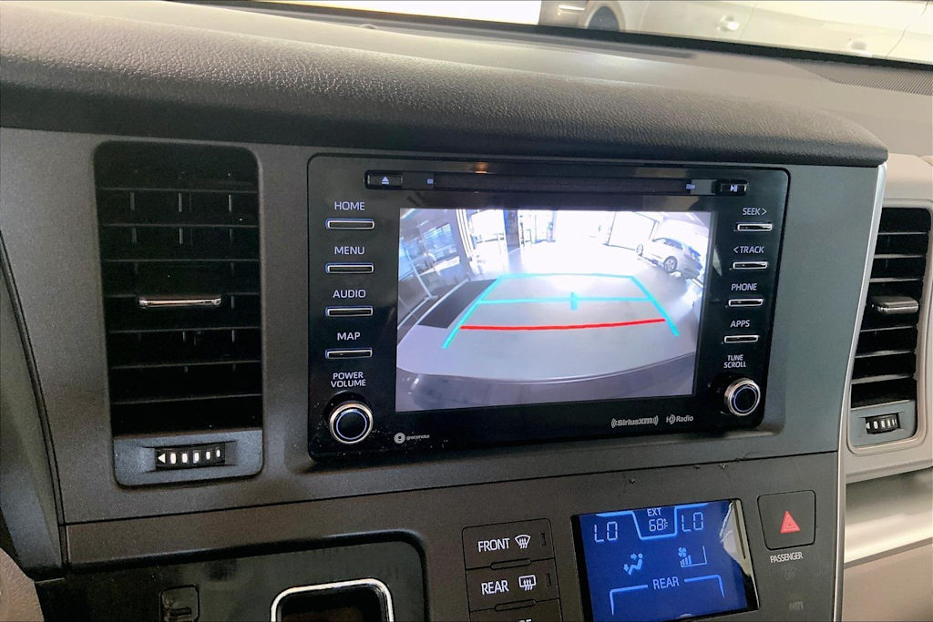 Thumbnail: 2019 Toyota Sienna - 15