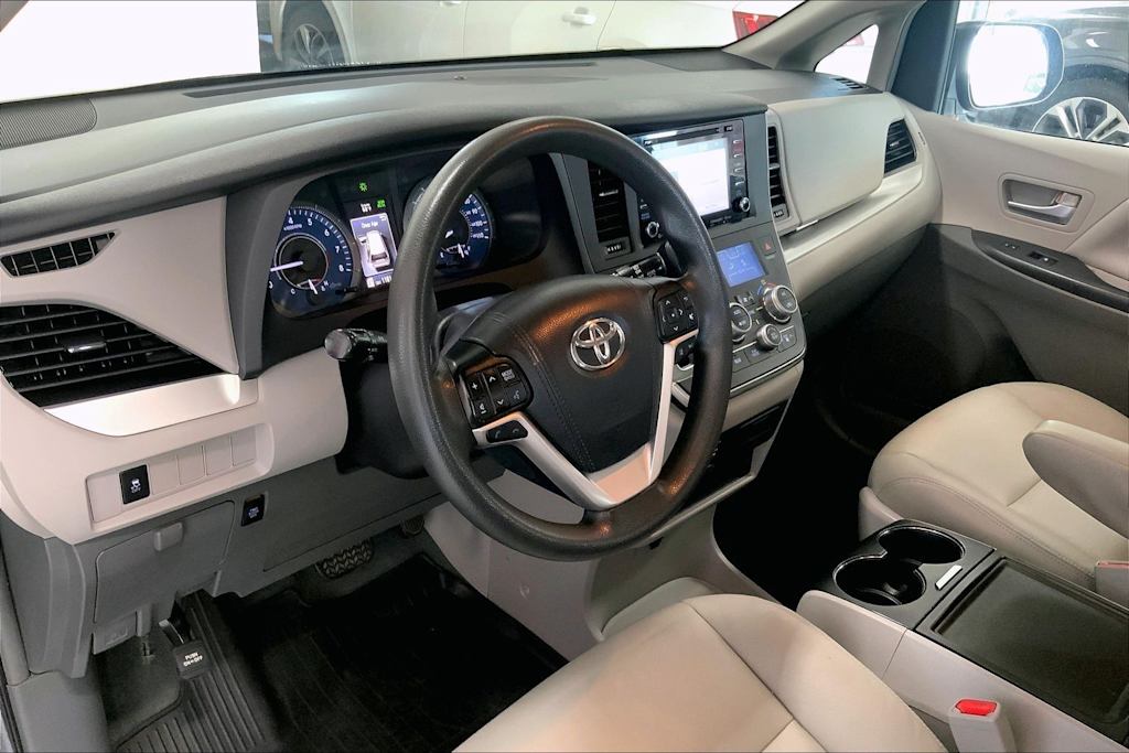 Thumbnail: 2019 Toyota Sienna - 2