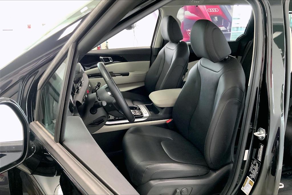 Thumbnail: 2023 Kia Carnival - 10