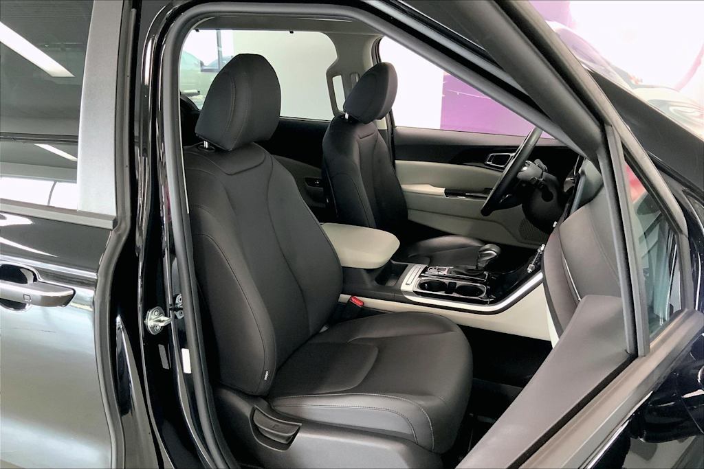 Thumbnail: 2023 Kia Carnival - 11