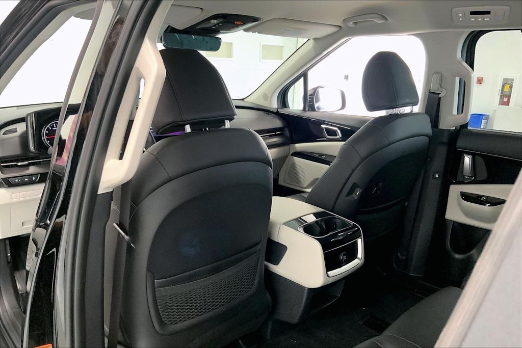 Thumbnail: 2023 Kia Carnival - 12