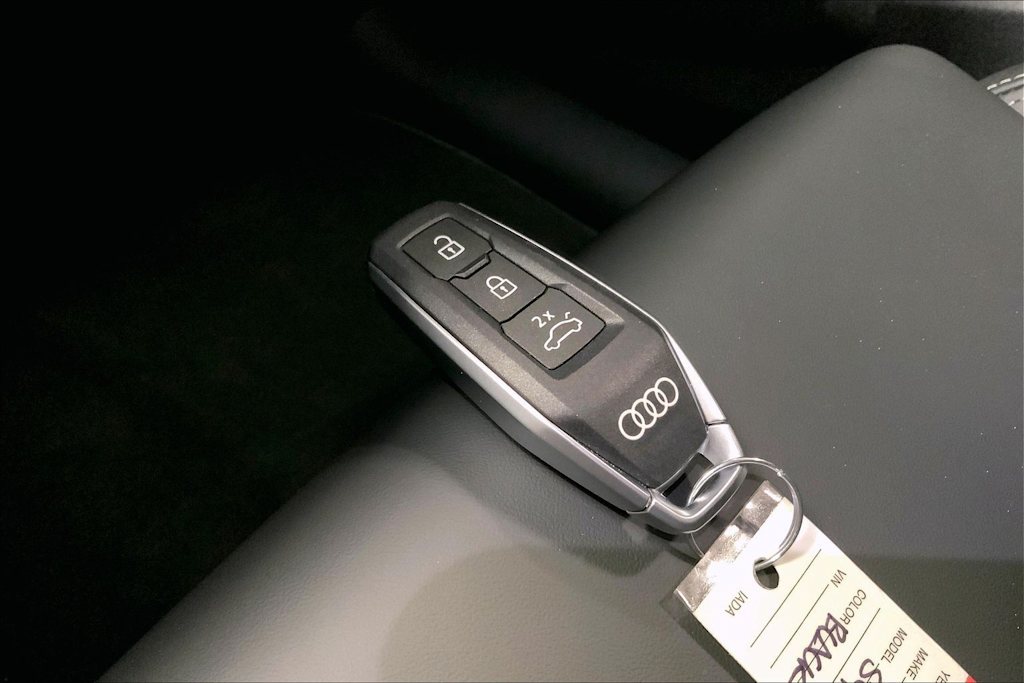 Thumbnail: 2026 Audi SQ5 - 17