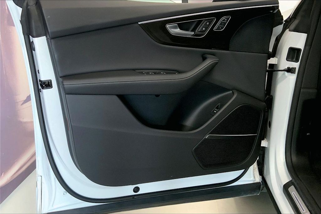 Thumbnail: 2023 Audi Q8 - 25