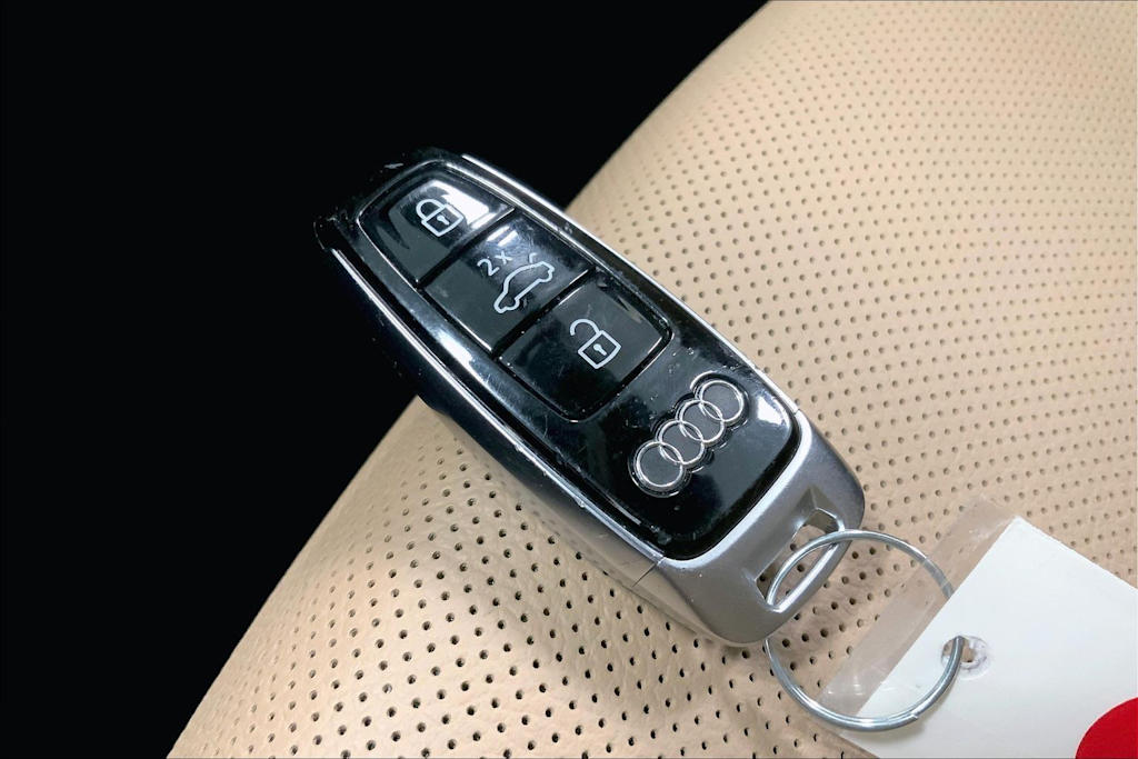 Thumbnail: 2023 Audi Q8 - 17