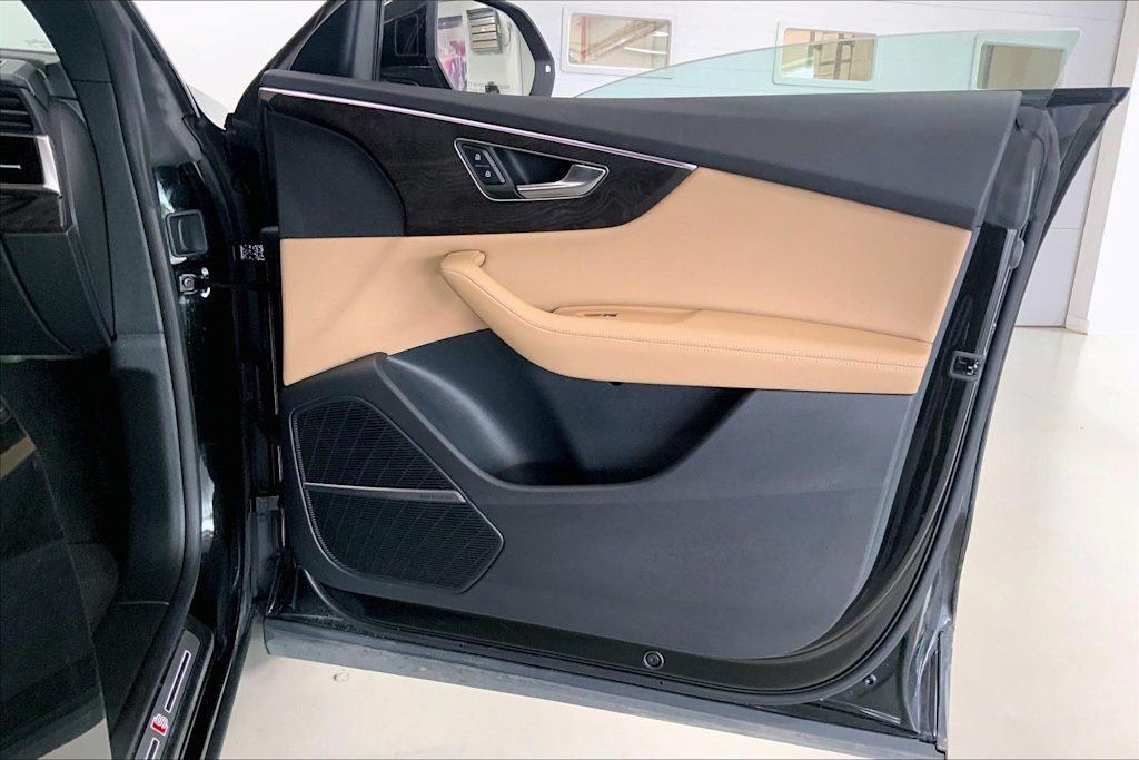 Thumbnail: 2023 Audi Q8 - 24