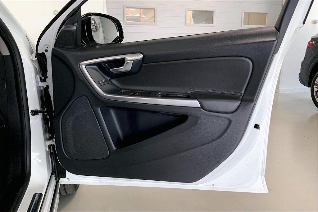 Thumbnail: 2018 Volvo V60 - 27