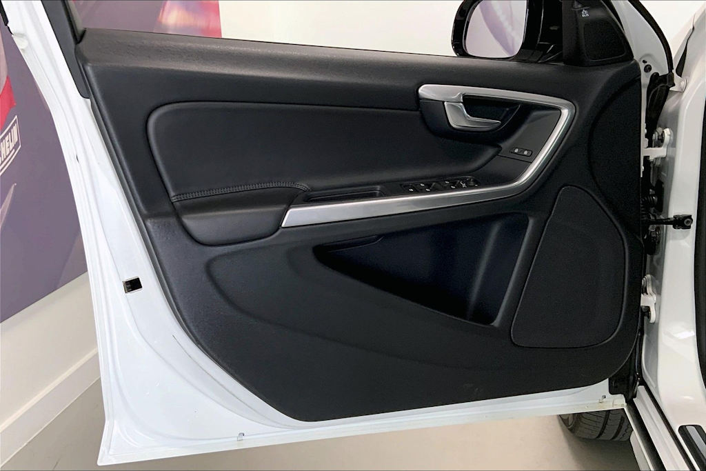 Thumbnail: 2018 Volvo V60 - 26