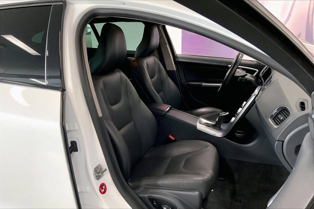 Thumbnail: 2018 Volvo V60 - 21