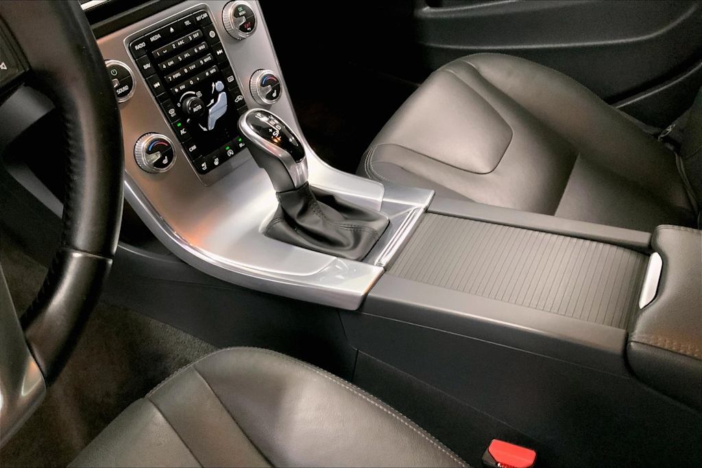 Thumbnail: 2018 Volvo V60 - 16