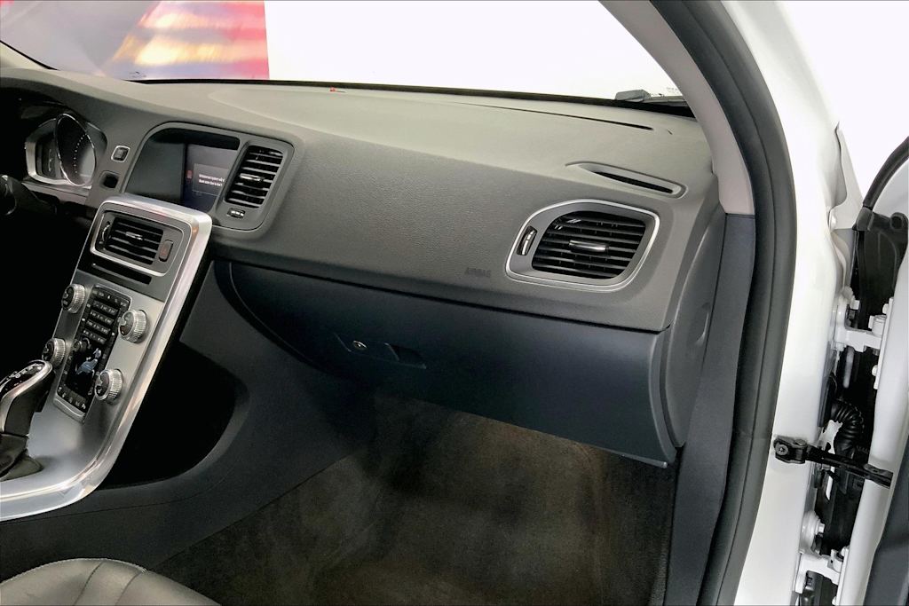 Thumbnail: 2018 Volvo V60 - 23