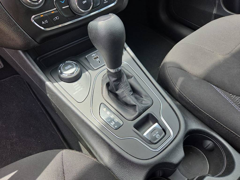 Thumbnail: 2021 Jeep Cherokee - 14