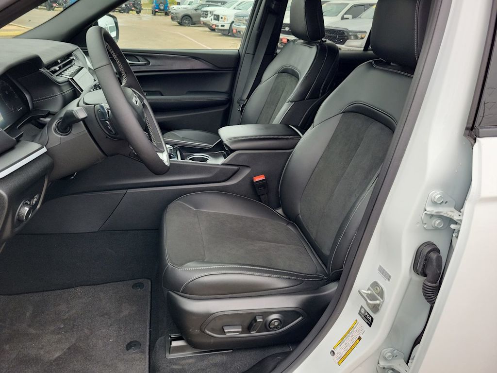 Thumbnail: 2025 Jeep Grand Cherokee - 11