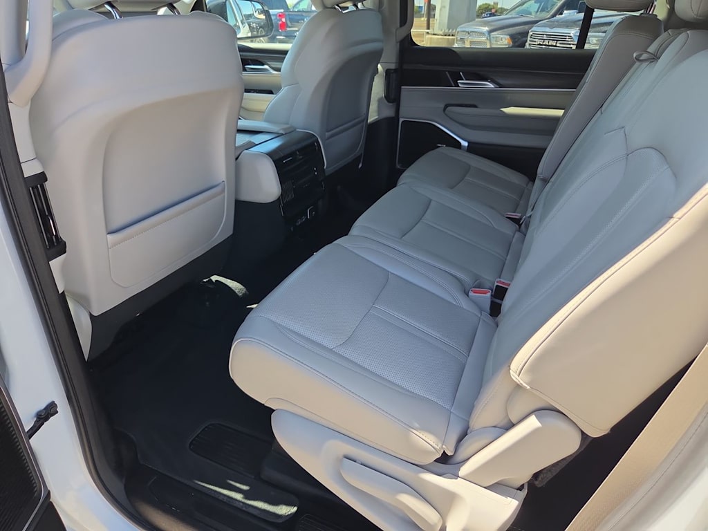 Thumbnail: 2024 Jeep Wagoneer - 13