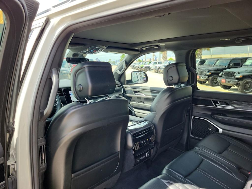 Thumbnail: 2022 Jeep Wagoneer - 13