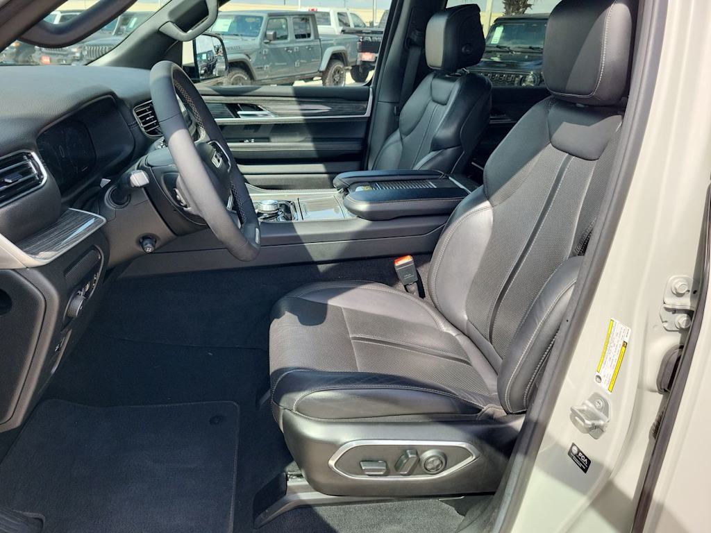 Thumbnail: 2022 Jeep Wagoneer - 11