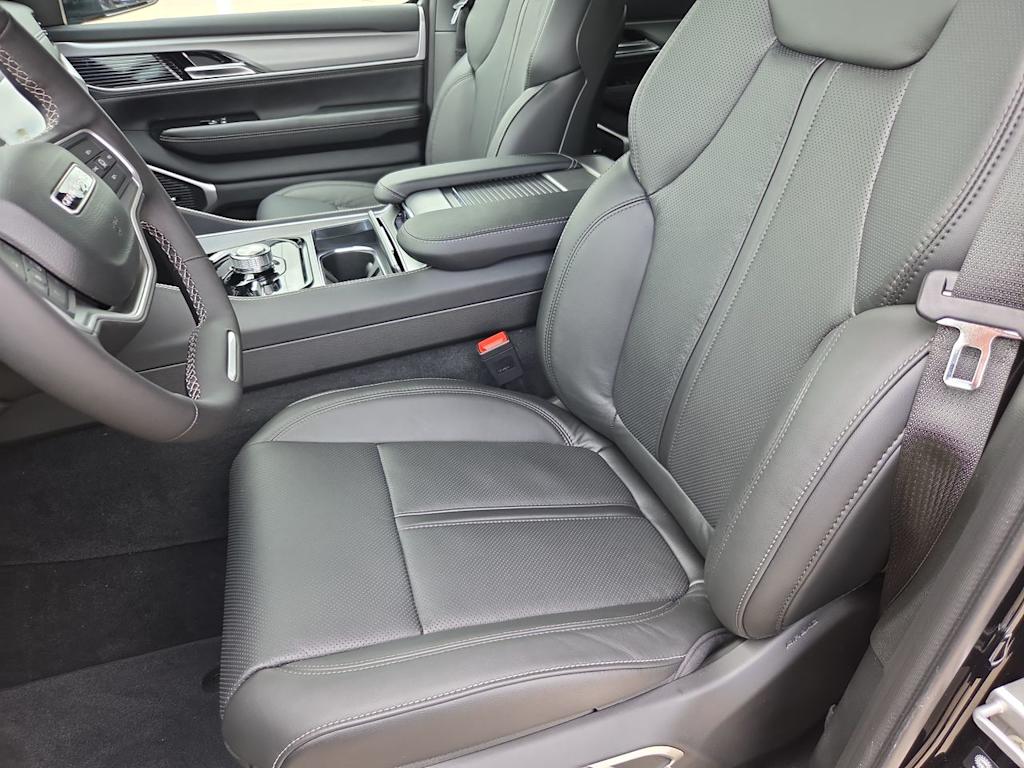 Thumbnail: 2026 Jeep Grand Wagoneer - 11