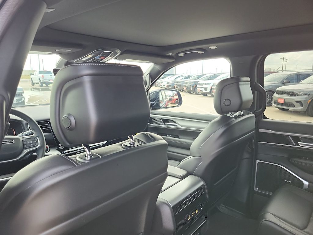 Thumbnail: 2026 Jeep Grand Wagoneer - 27