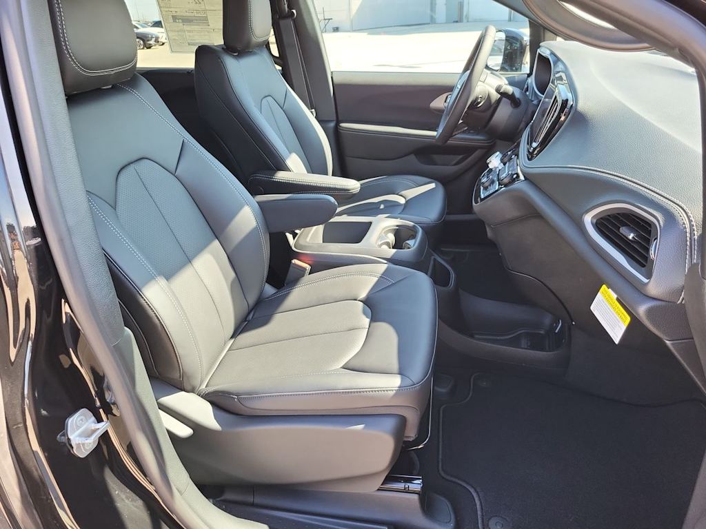 Thumbnail: 2026 Chrysler Pacifica - 12