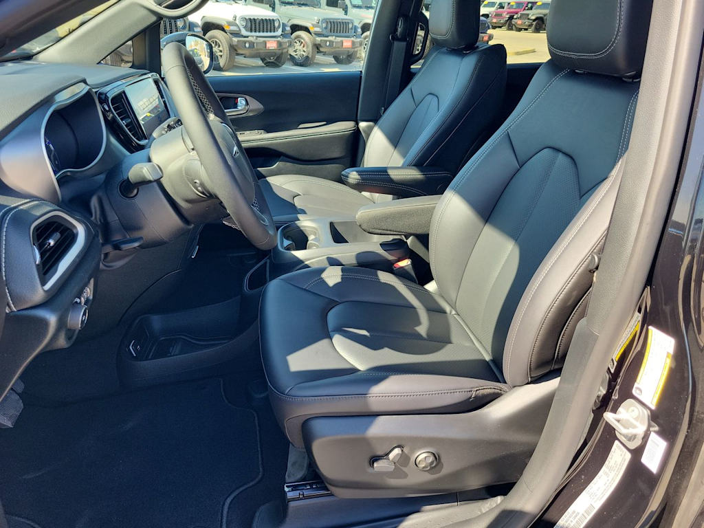 Thumbnail: 2026 Chrysler Pacifica - 11