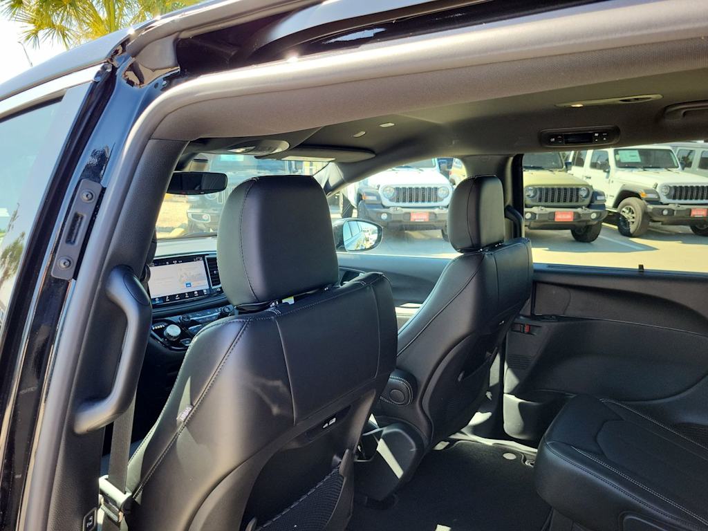 Thumbnail: 2026 Chrysler Pacifica - 13