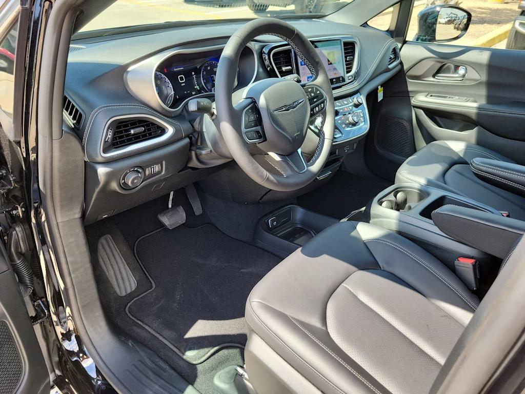 Thumbnail: 2026 Chrysler Pacifica - 2