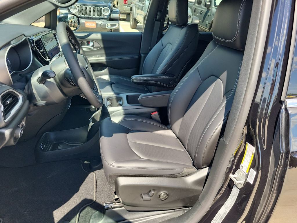 Thumbnail: 2026 Chrysler Pacifica - 11