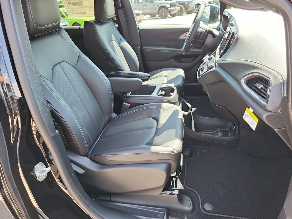 Thumbnail: 2026 Chrysler Pacifica - 12