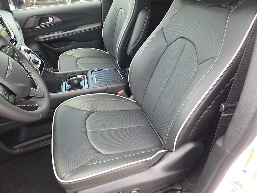 Thumbnail: 2027 Chrysler Pacifica - 12